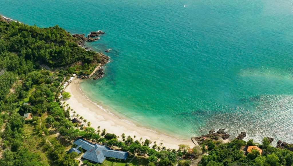 Bãi biển Nhũ Tiên nằm cách trung tâm TP. Nha Trang khoảng 10km